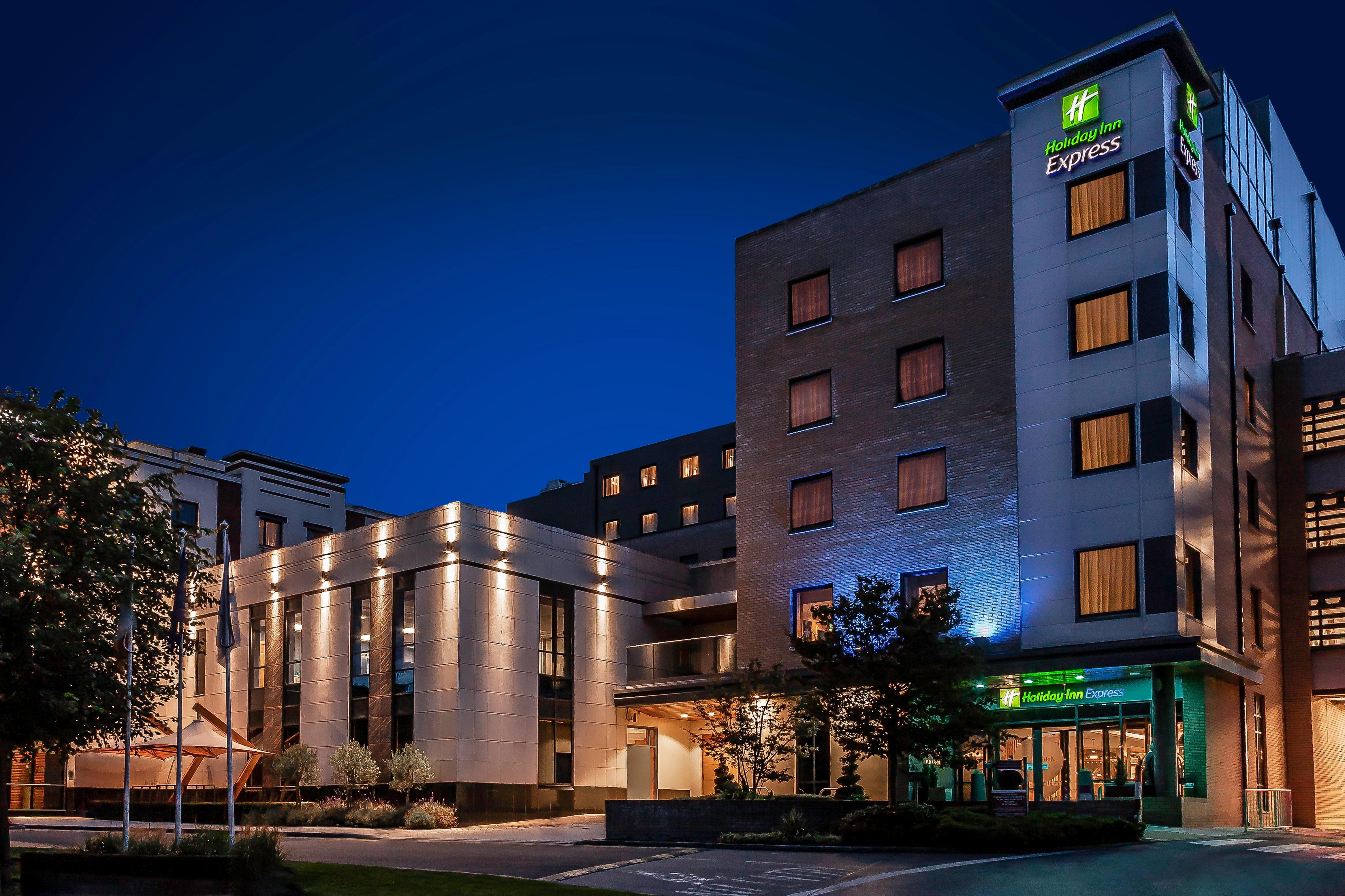 Holiday Inn Express Dublin-Airport, An Ihg Hotel Exterior photo