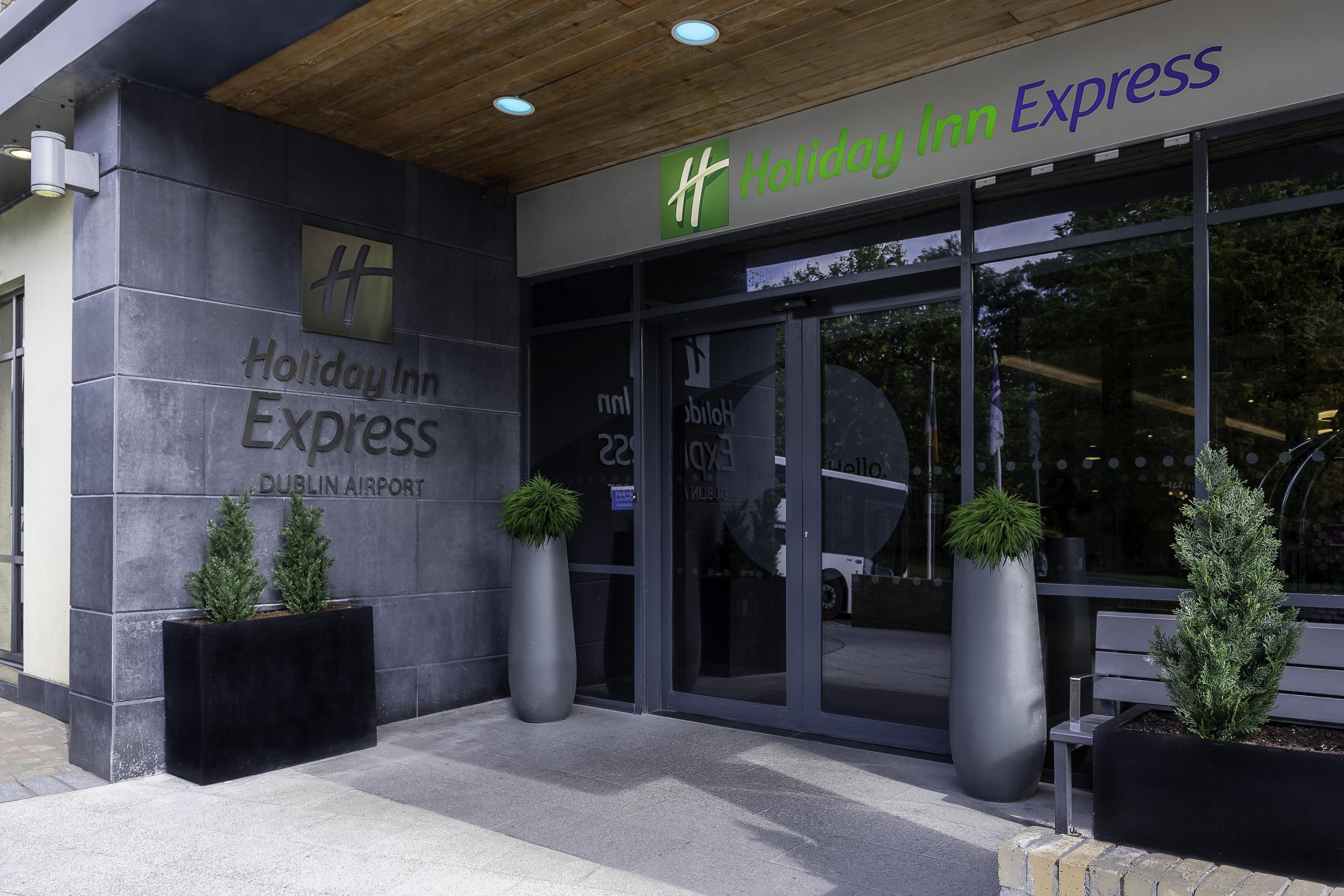 Holiday Inn Express Dublin-Airport, An Ihg Hotel Exterior photo